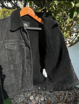 Cazadora vaquera Zara negra con borreguillo