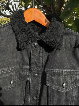 Cazadora vaquera Zara negra con borreguillo