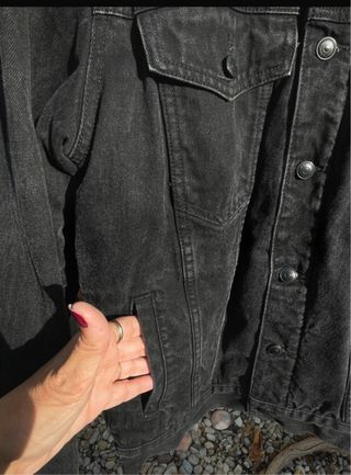 Cazadora vaquera Zara negra con borreguillo