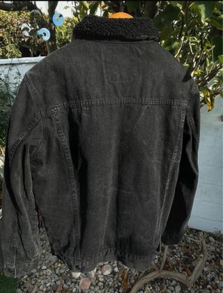 Cazadora vaquera Zara negra con borreguillo