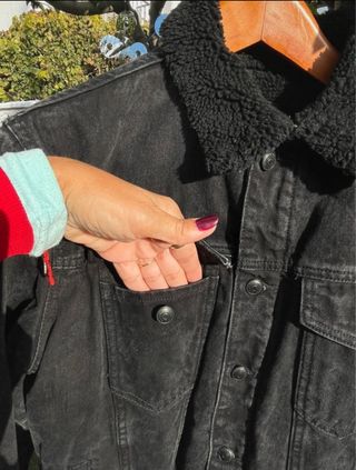 Cazadora vaquera Zara negra con borreguillo