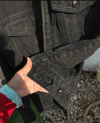 Cazadora vaquera Zara negra con borreguillo