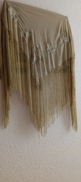 Chal elegante verde aceituna claro con flecos