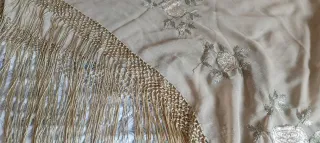 Chal elegante verde aceituna claro con flecos