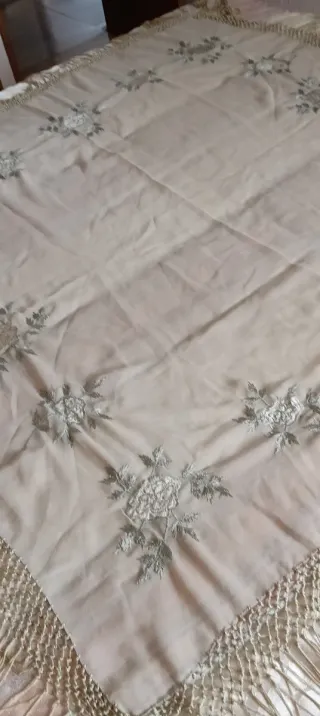 Chal elegante verde aceituna claro con flecos