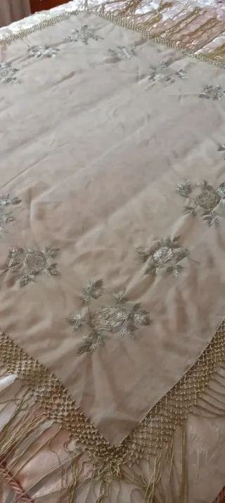 Chal elegante verde aceituna claro con flecos