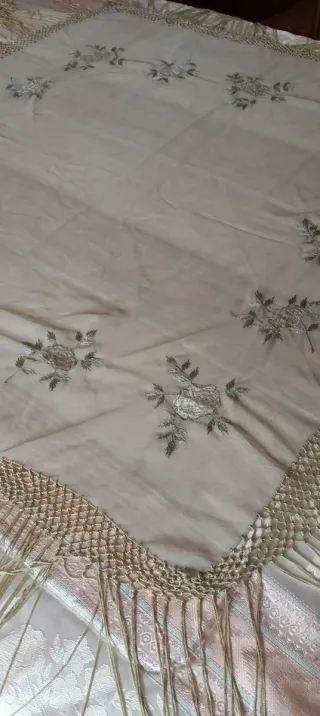 Chal elegante verde aceituna claro con flecos