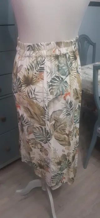 Falda midi estampado tropical Stradivarius