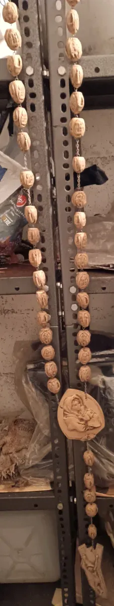 Rosario da parete con noci e medaglione