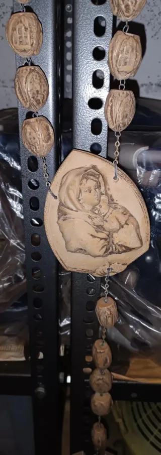 Rosario da parete con noci e medaglione