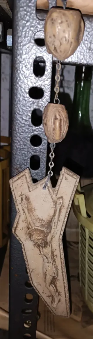 Rosario da parete con noci e medaglione