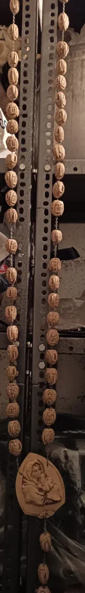 Rosario da parete con noci e medaglione