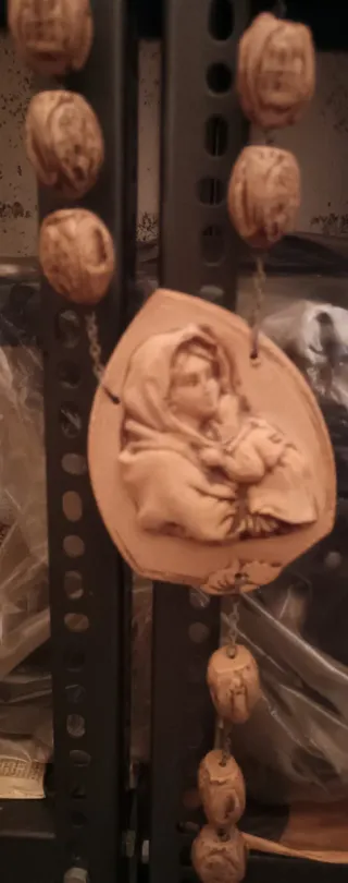 Rosario da parete con noci e medaglione
