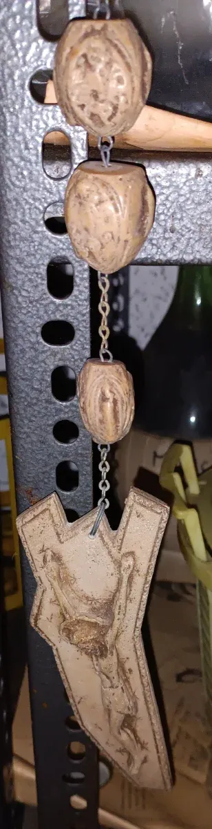 Rosario da parete con noci e medaglione