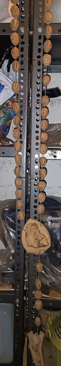Rosario da parete con noci e medaglione