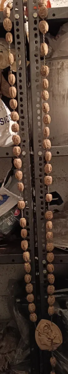 Rosario da parete con noci e medaglione