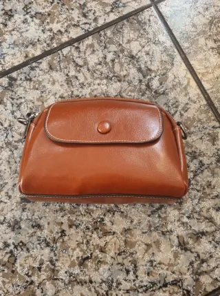 Bolso marrón de piel sintética.