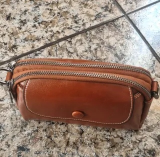 Bolso marrón de piel sintética.