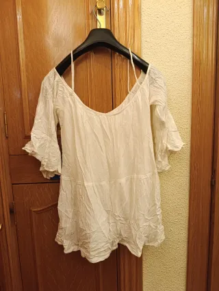 Blusa blanca con tirantes y manga acampanada