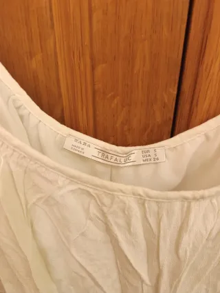 Blusa blanca con tirantes y manga acampanada