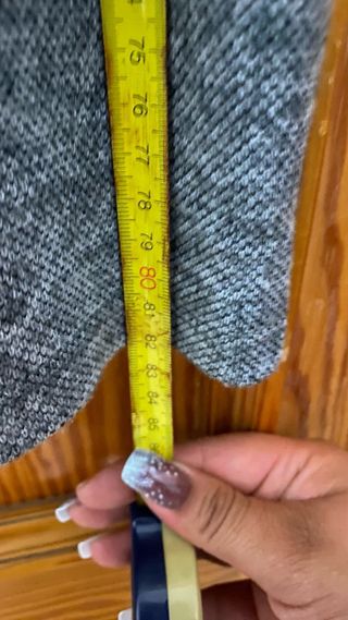 Peto de invierno gris con botones falsos