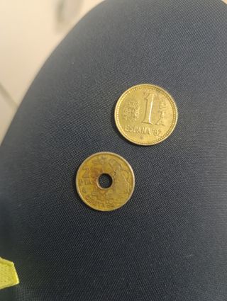 Moneda antigua 1 Peseta y otra moneda