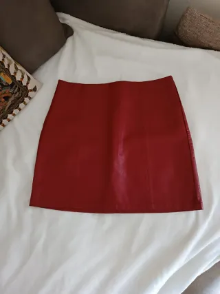 Gonna corta in ecopelle rossa