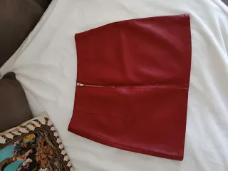 Gonna corta in ecopelle rossa