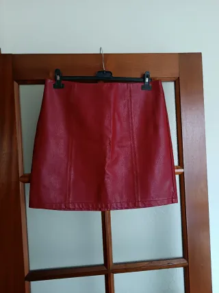 Gonna corta in ecopelle rossa