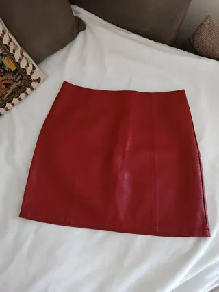 Gonna corta in ecopelle rossa