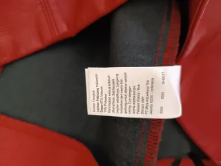 Gonna corta in ecopelle rossa