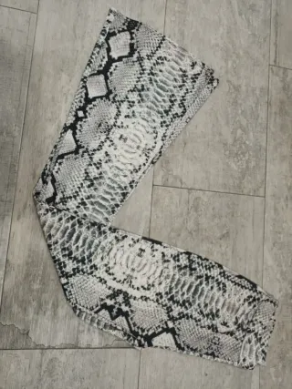 Pantalón acampanado efecto piel serpiente