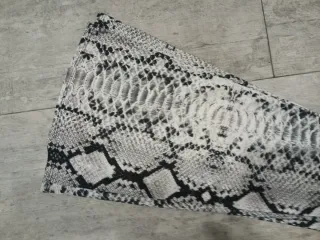 Pantalón acampanado efecto piel serpiente