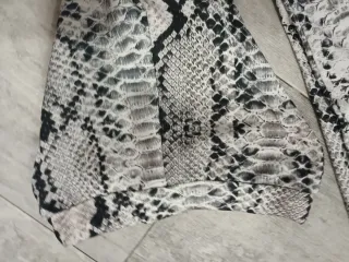 Pantalón acampanado efecto piel serpiente