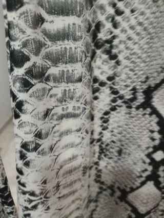 Pantalón acampanado efecto piel serpiente