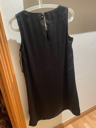 Vestido negro Mango con volantes