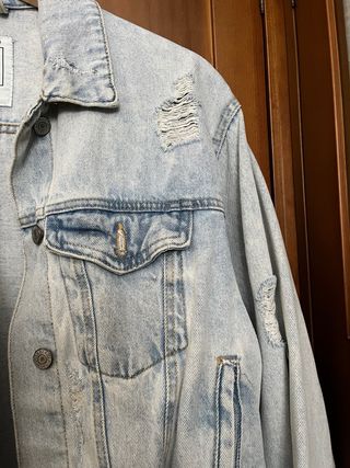 Cazadora vaquera Pull&Bear desgastada