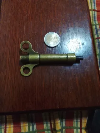 Antica chiave a molla per orologi e giocattoli