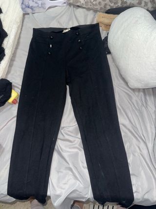Pantalones negros con botones