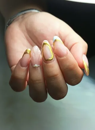 Uñas acrílicas diseño cerezas y oro