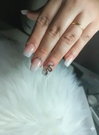 Uñas acrílicas diseño cerezas y oro