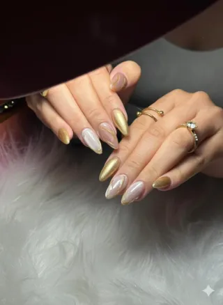 Uñas acrílicas diseño cerezas y oro