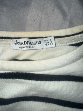 Camisa de rayas blanca y negra