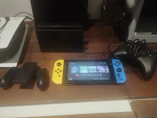 Nintendo Switch con Joy-Con e controller