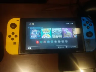 Nintendo Switch con Joy-Con e controller