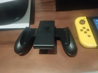 Nintendo Switch con Joy-Con e controller