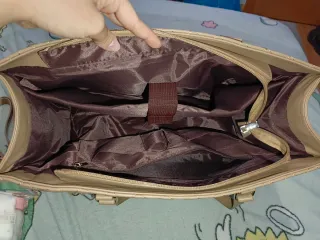 Bolso de mano acolchado beige