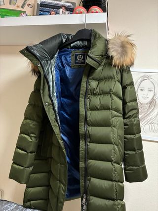 Plumas verde con capucha y pelo