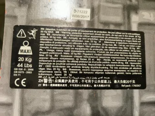 Monopatín infantil modelo coche deportivo rojo