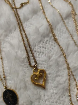 Collezione di collane dorate e nere